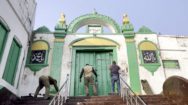 https://www.salarnews.in/public/uploads/images/newsimages/maannewsimage28082025_204212_Sambhal violence .jpg